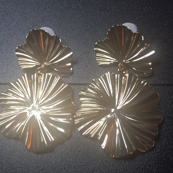 Gold Tone or Silver Tone Earrings - Picture 3 of 4